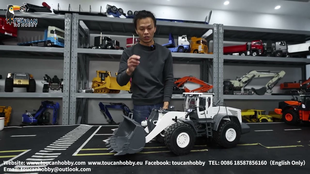 Распакованный белый металлический гидравлический погрузчик JDM-88 870K 1/14 с дистанционным управ...