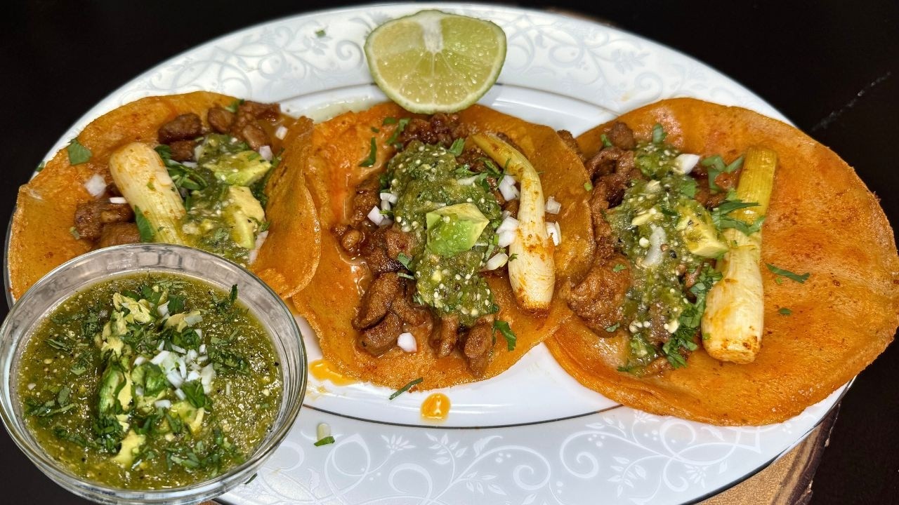 Tacos de Puerco Adobada Caseros con Salsa Verde | Receta Mexicana Tradicional