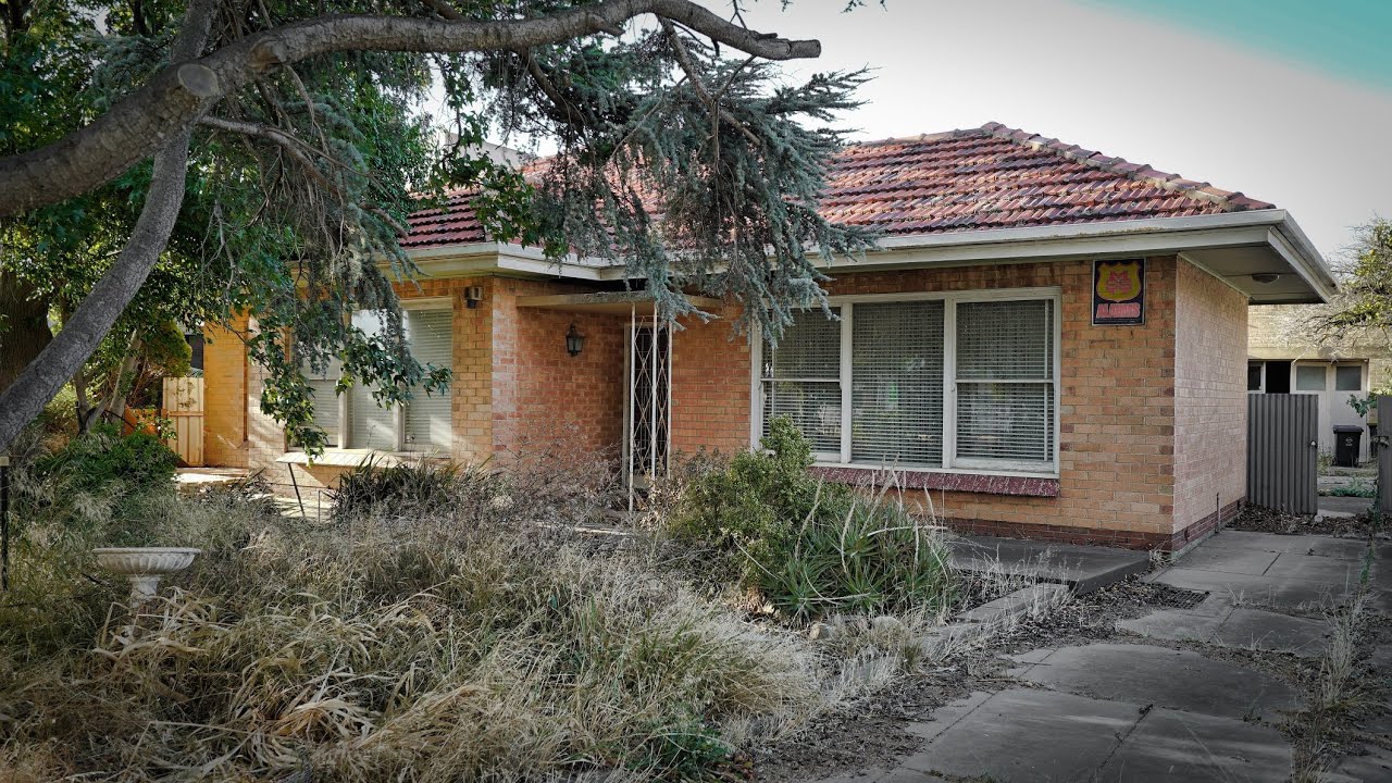 Abandoned- Classic mid century home stuck in the late 50`s and 60`s/Huge shed