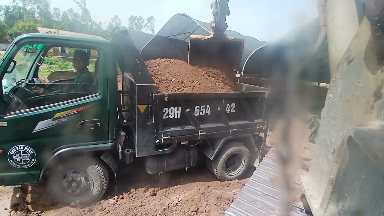 Máy xúc volvo xúc xe