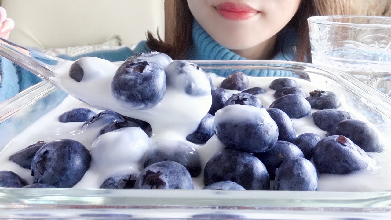 【咀嚼音】パリパリ食感がたまらない大粒ブルーベリーヨーグルトとフローズンブルーベリーチョコレートを食べる【ASMR/EATINGSOUNDS】