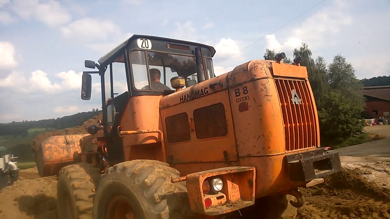 Hanomag B8 bei Erdarbeiten