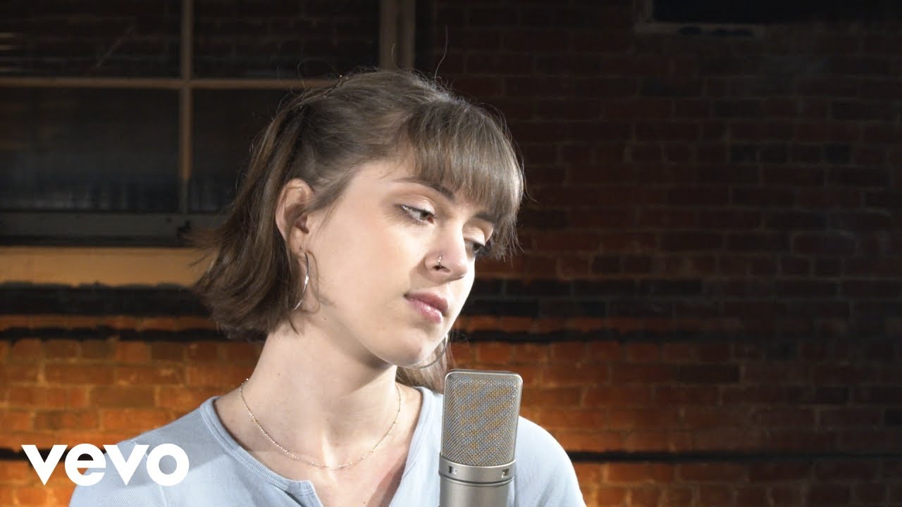 Lizzy McAlpine - Fire and Rain (Live)