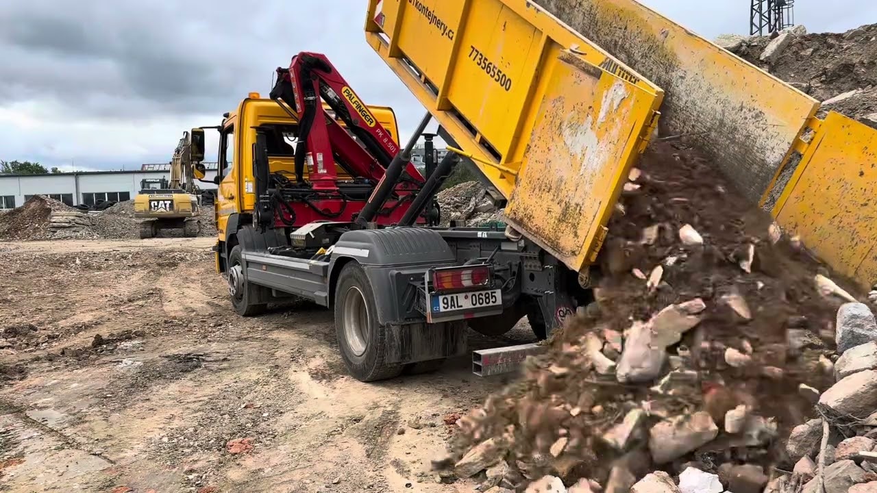 Mercedes ATEGO | Kontejner 4 m³ | Sypání na skládce