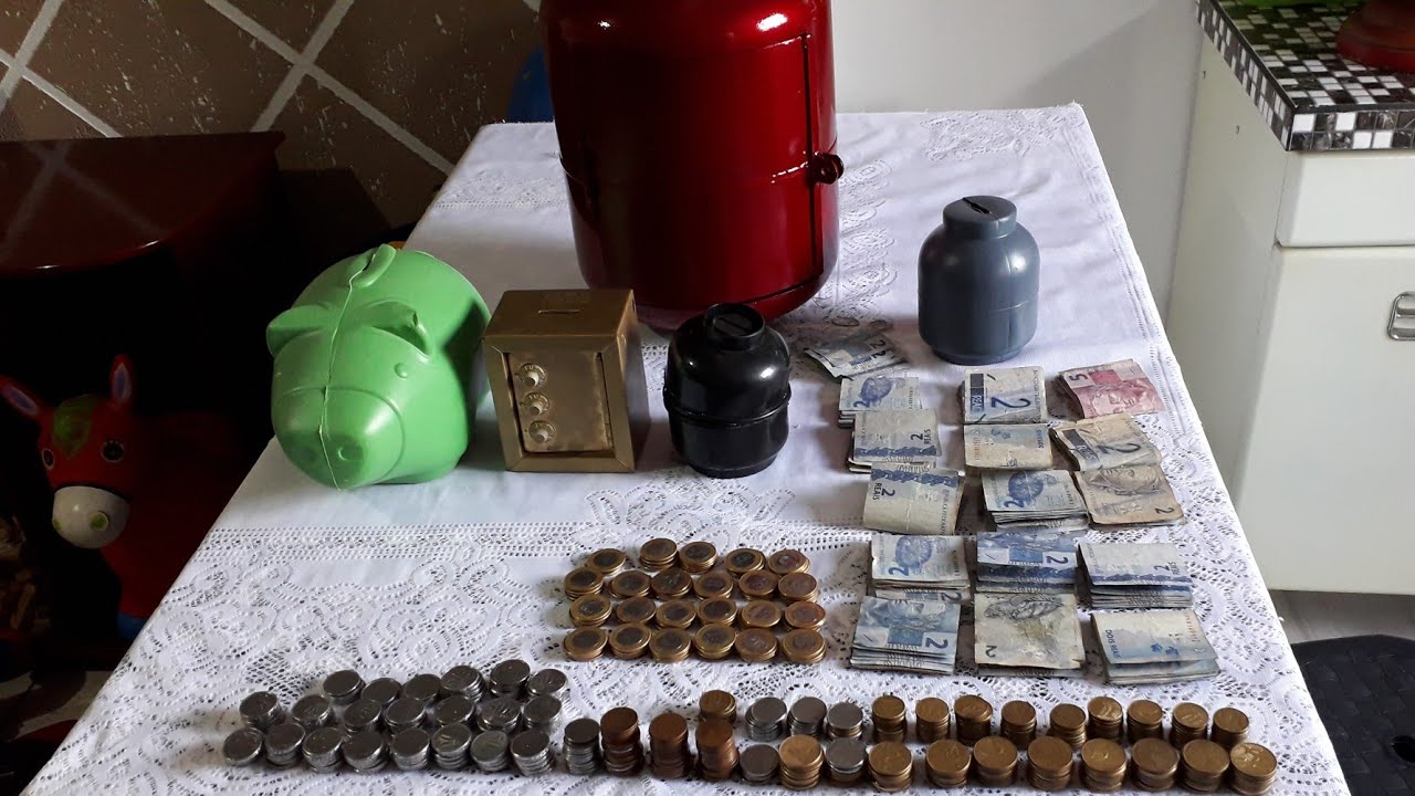 Abrindo cofrinho de fim de ano