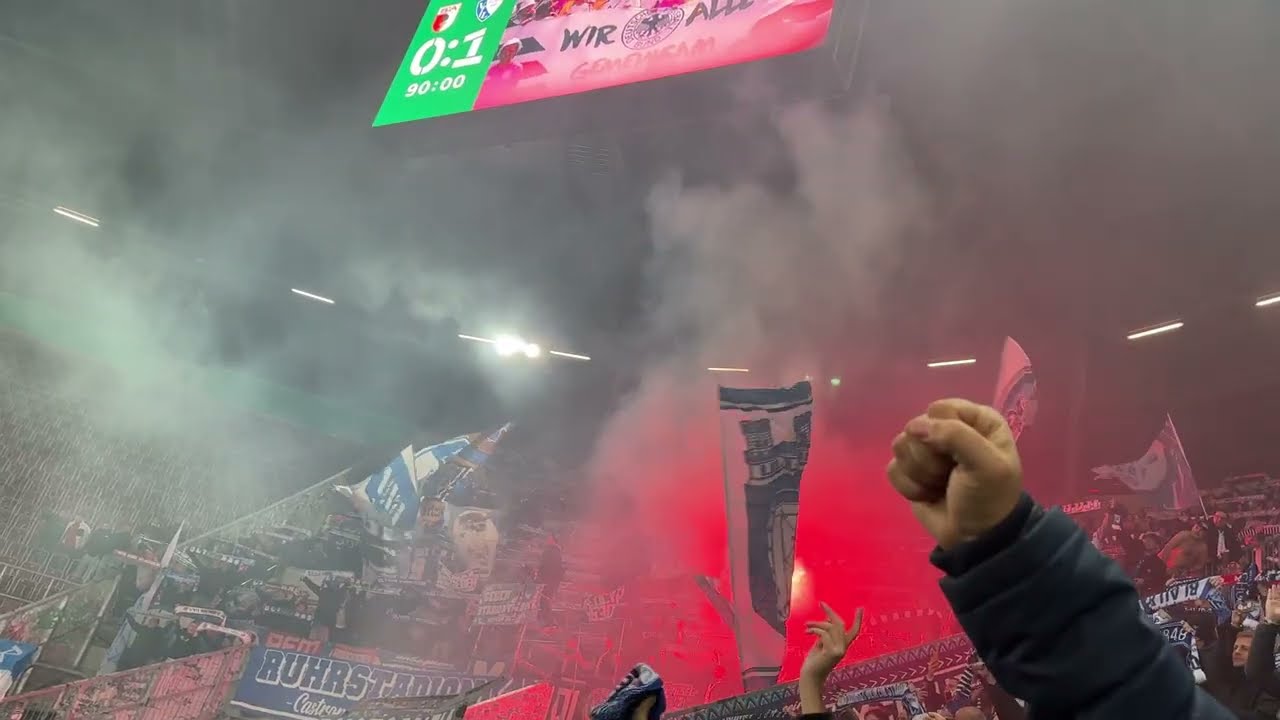 [0-1] FC Augsburg - VfL Bochum 28.10.2025, 2.Runde DFB Pokal, Torjubel, Pyro auf ins Achtelfinale