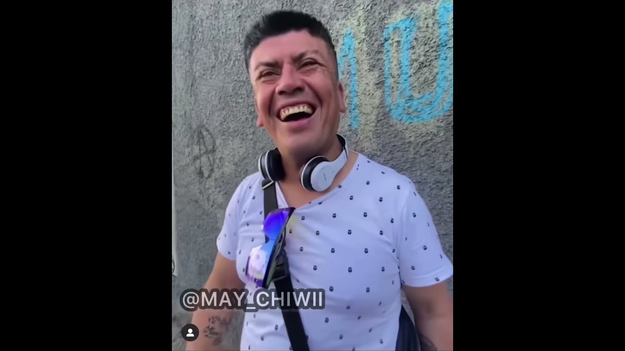 RENE PUENTE &ldquo;CHUPAPI&rdquo; SE DA UN BESO CON UN COLOMBIANO
