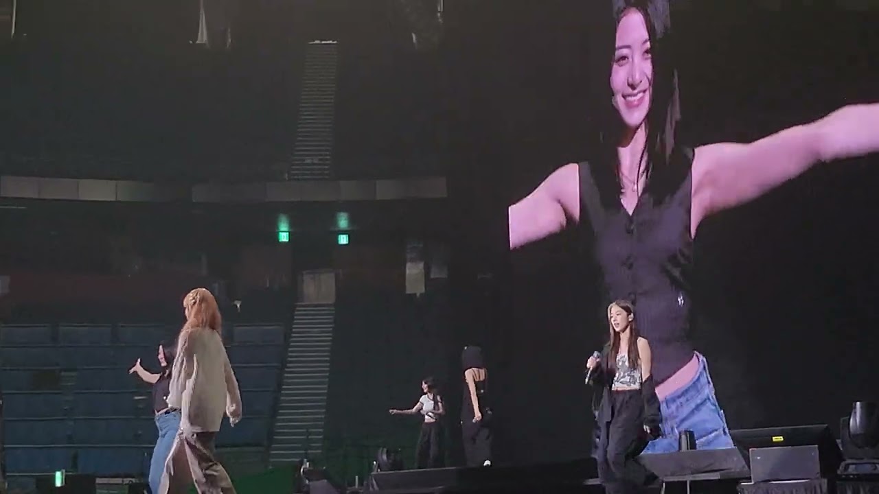 230813 르세라핌 콘서트 LE SSERAFIM TOUR ‘FLAME RISES’ 사운드체크 - Fire in the belly (4k)