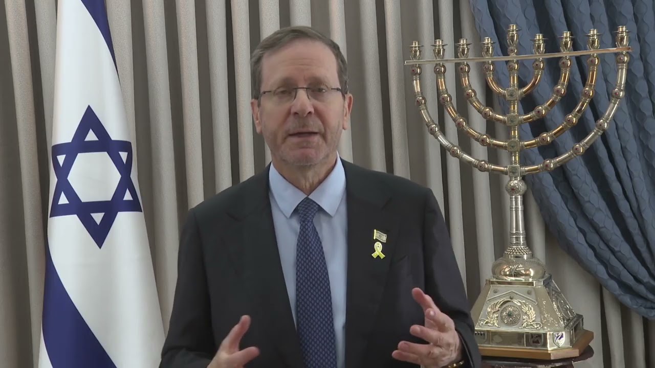 נשיא המדינה יצחק הרצוג מודה לאלי לפיד על כתיבת והפקת הספר 