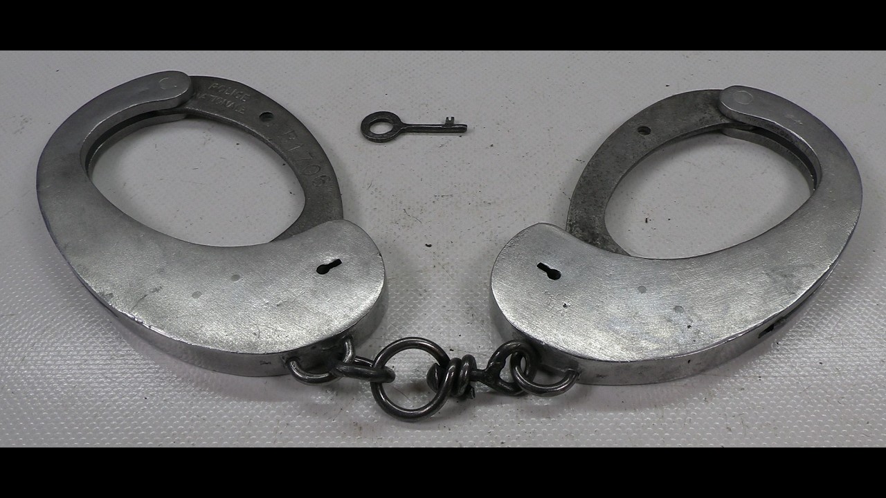 Police Nationale Rundschluessel zwei Seriennummer auf Buegel Menottes Handschellen Handcuffs WW2 WK2