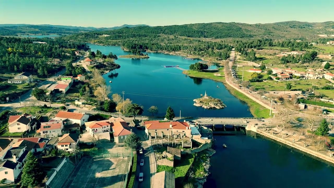 A aldeia de Vila da Ponte, Sernancelhe, os passadiços e a albufeira do Távora