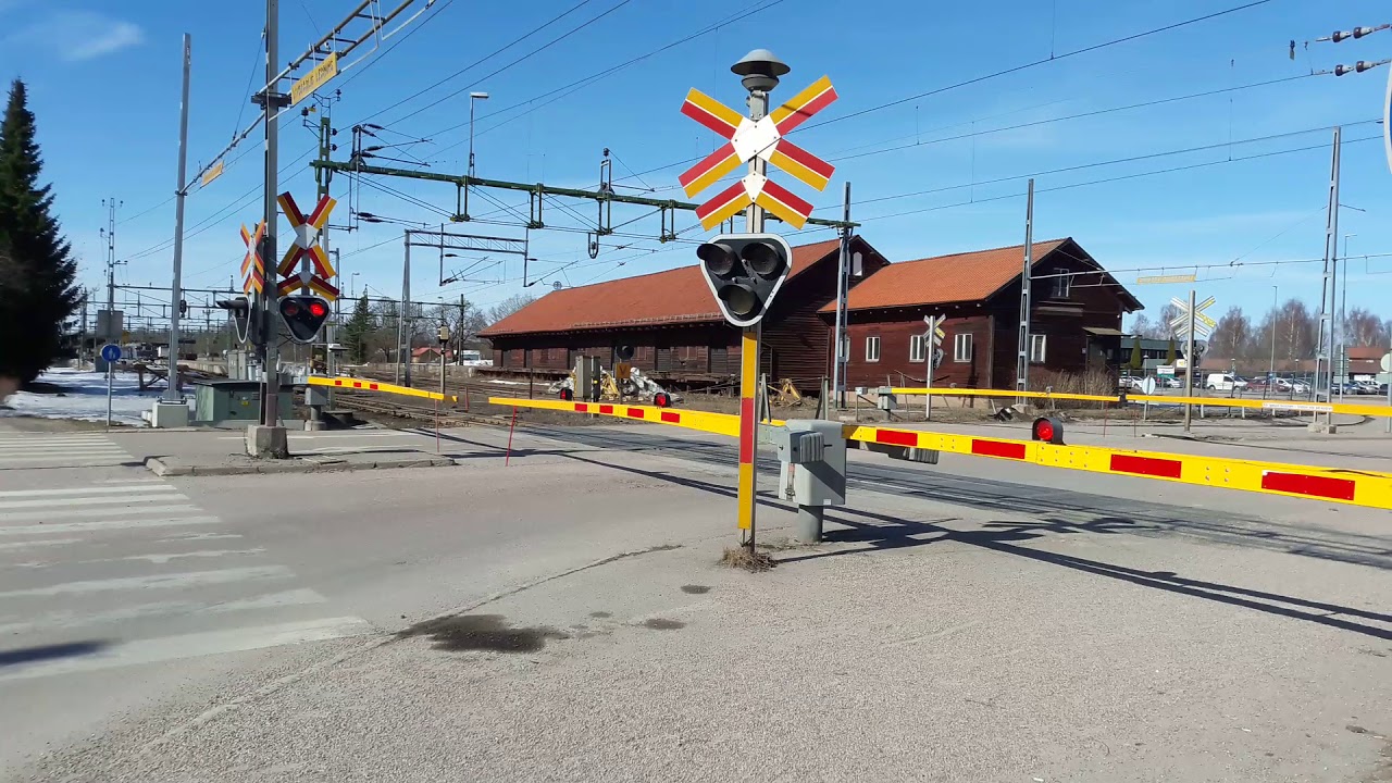 X12 passerar plankorsning i Sala