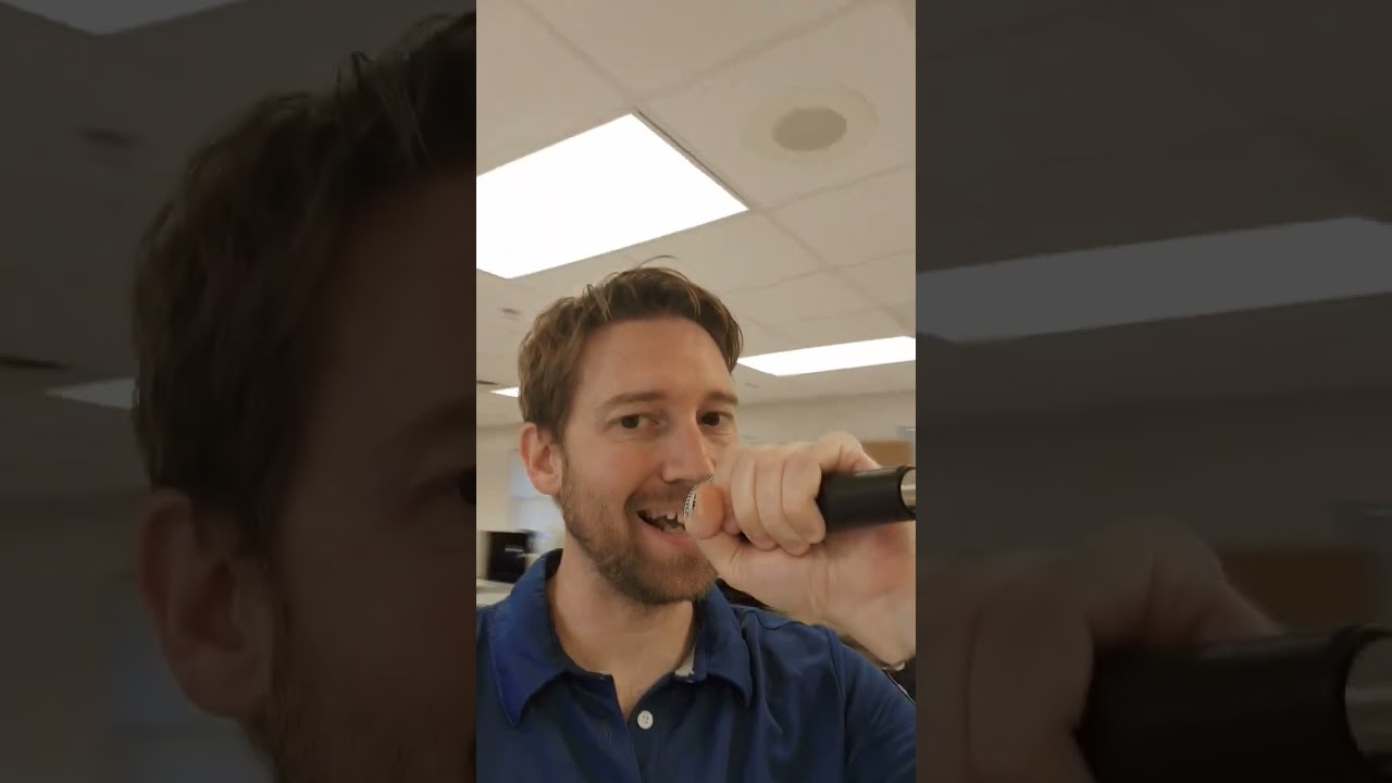 STOP holding a microphone like this! #vocaltips #microphone #onlinevocallessons