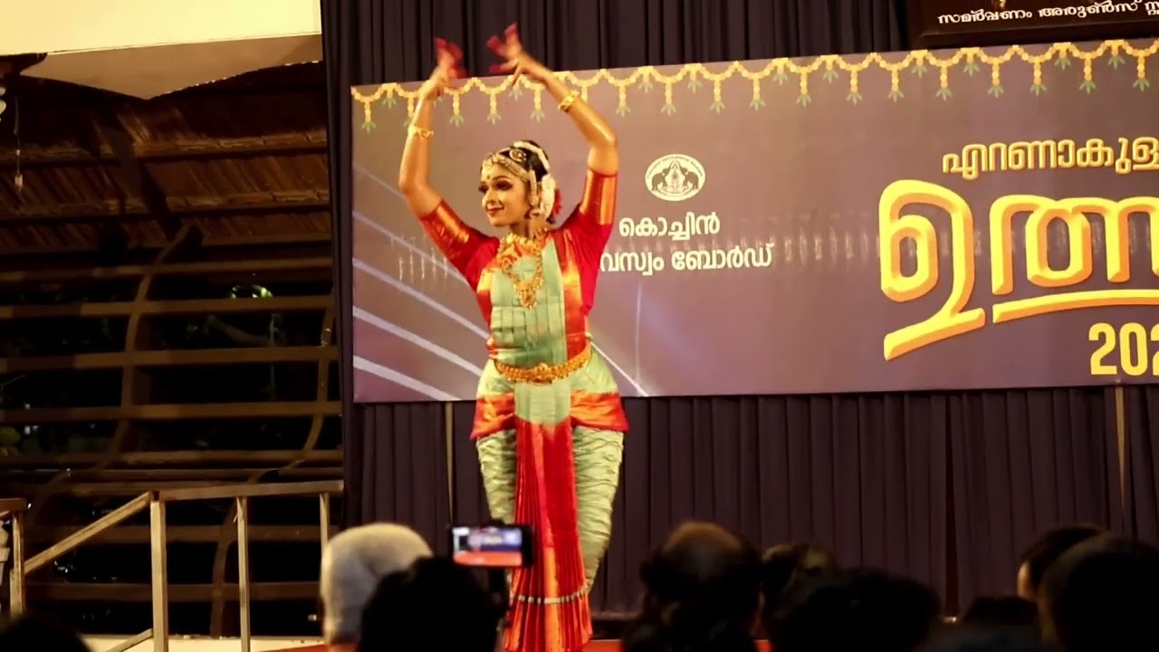 ഭരതനാട്യം അമേയ അവതരിപ്പിക്കുന് ameya performing the stage dancer Bharatanatyam