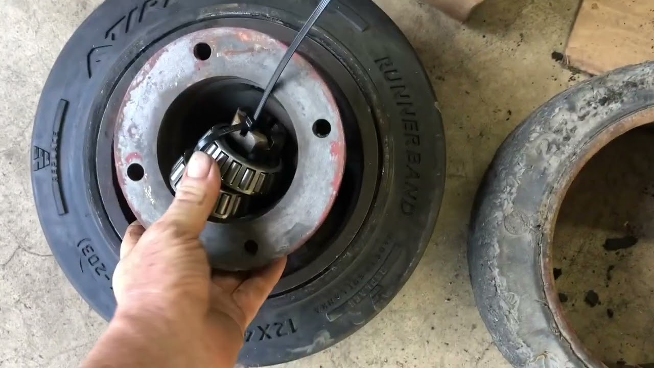 Process of changing a solid forklift tire