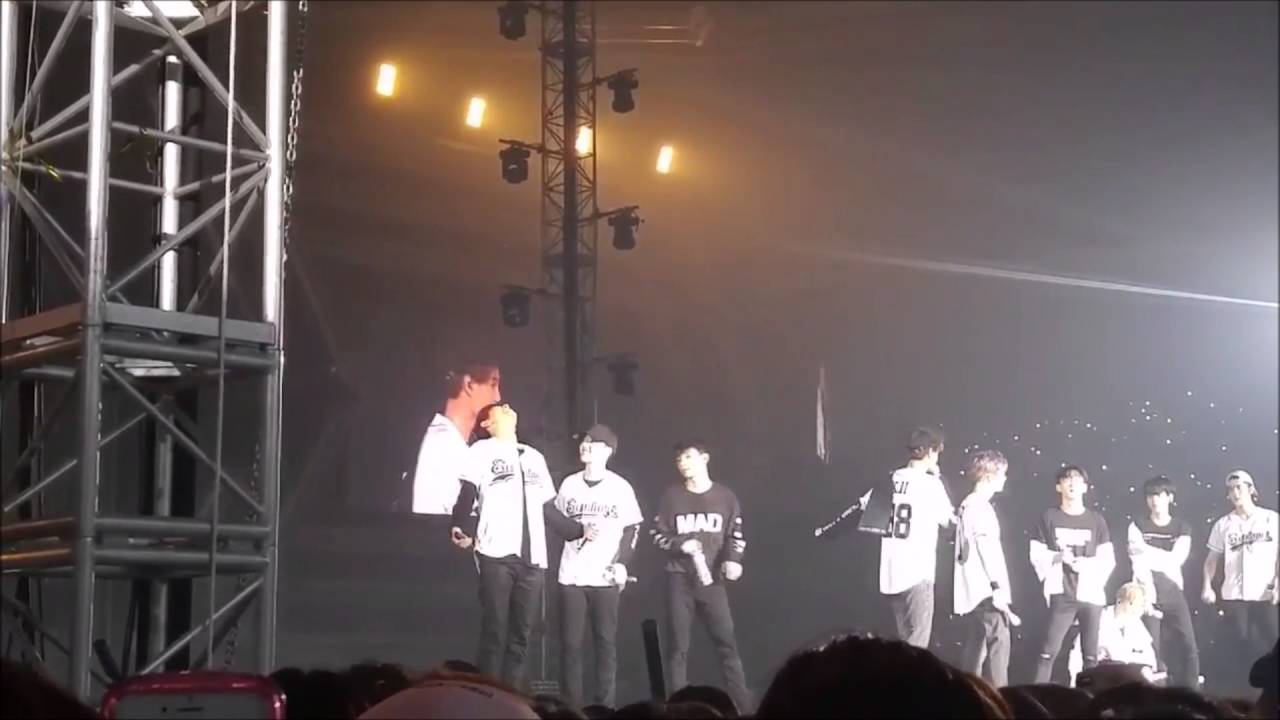 [FANCAM] 160722 ‪ChanSoo Water Seducing @ ‎EXOrDIUM in Seoul‬