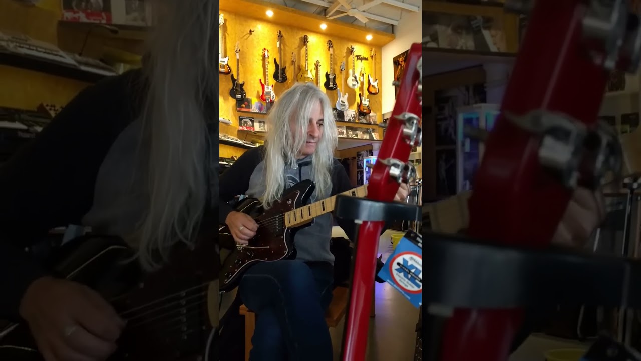 Tito Fargo probando una guitarra en nuestro local!