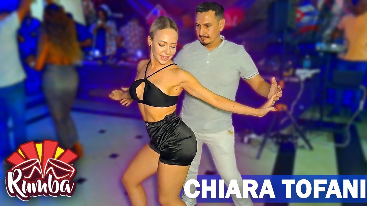 Chiara Tofani (Italia) Bailando Salsa en Tlatelolco México (CDMX):  