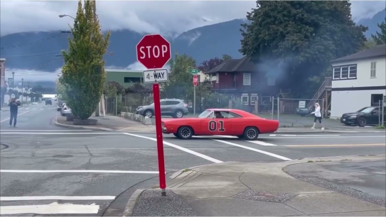 General Lee doing donuts and burnouts!