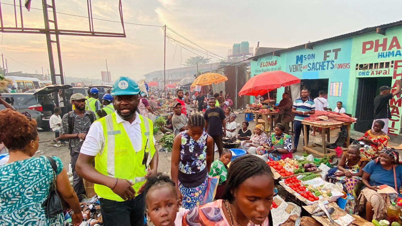 INSOLITE AU ROND-POINT NGABA : DÉBORDEMENT DU MARCHÉ PIRATE, LES AUTRES VENDENT JUSQU’À LA CHAUSSÉE