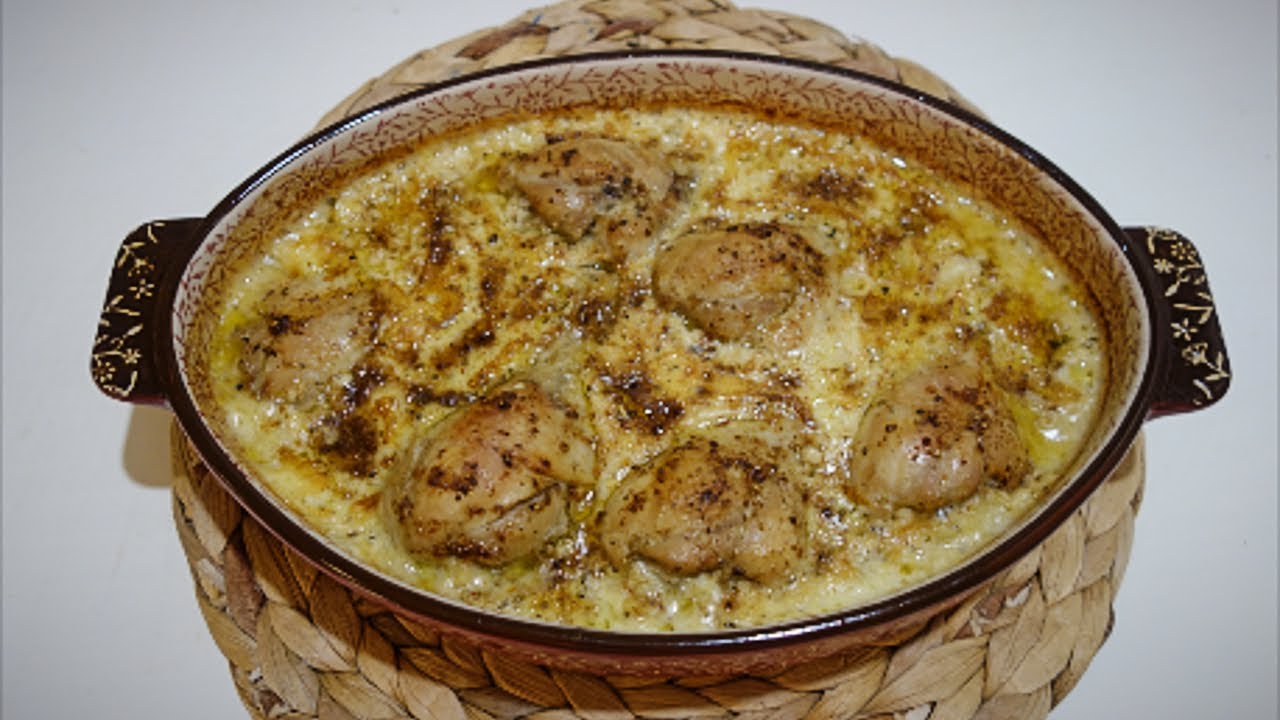 Qull me kos dhe mish pule ne furre, recete e vjeter tradicionale. Tave me kos qe te lepini gishtat