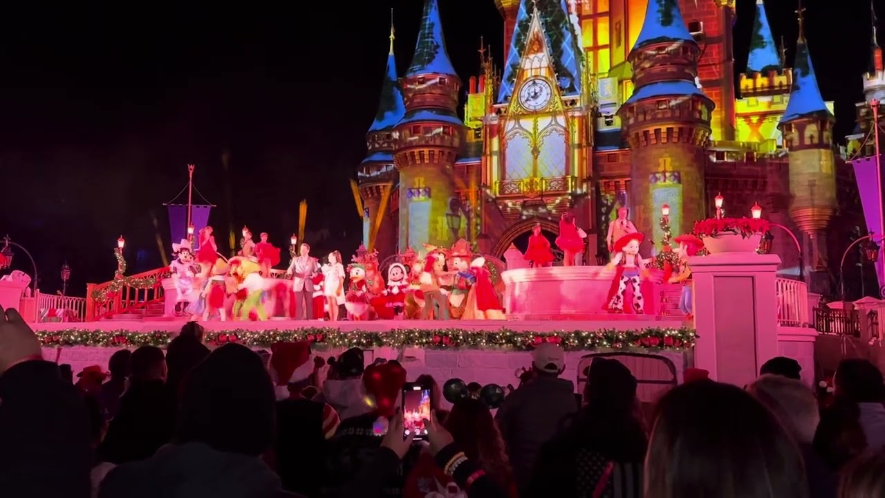 Mickey & Minnie with friends sing 