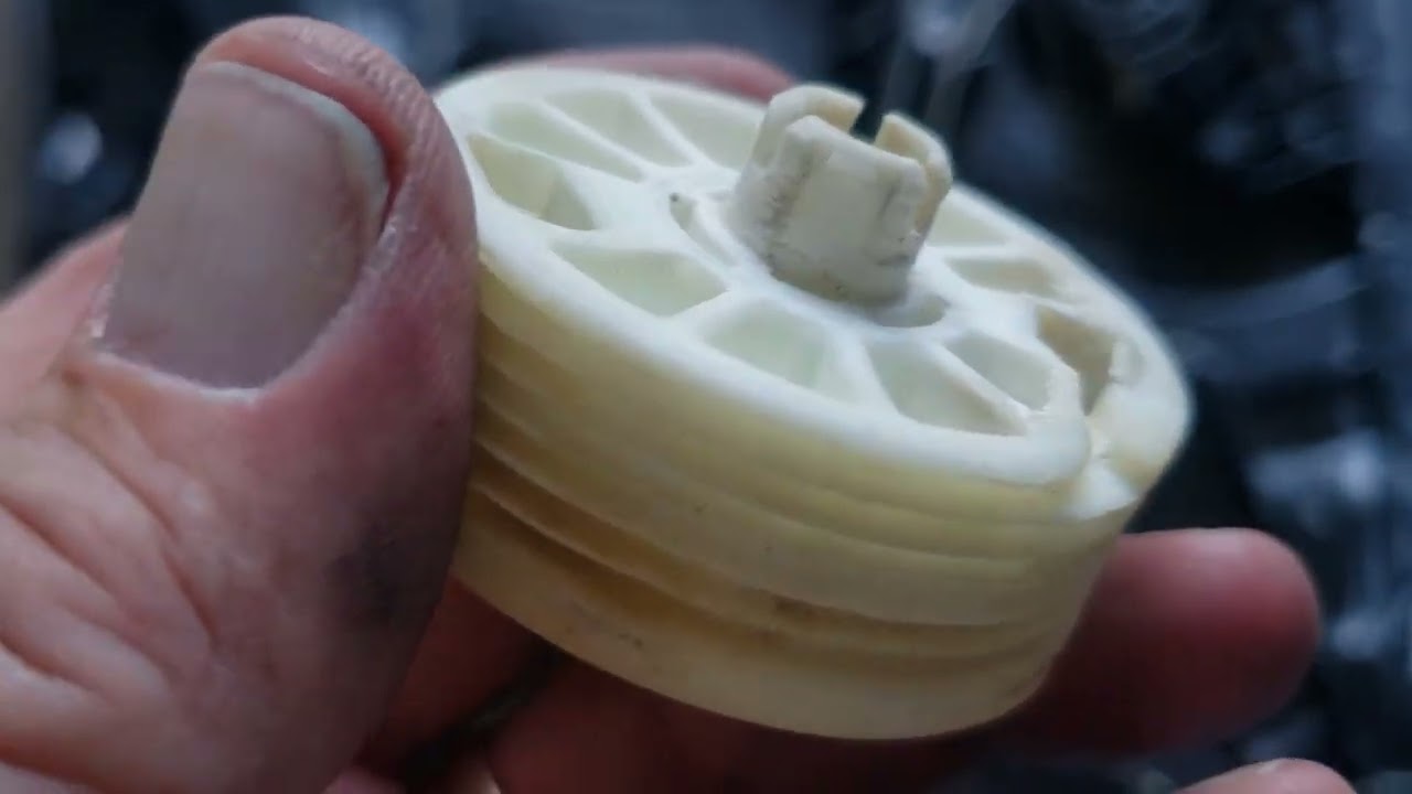 2016 Hyundai Tucson front passenger window gear replacement.