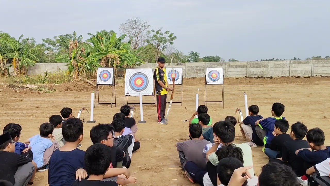 Melatih Panahan di Maros