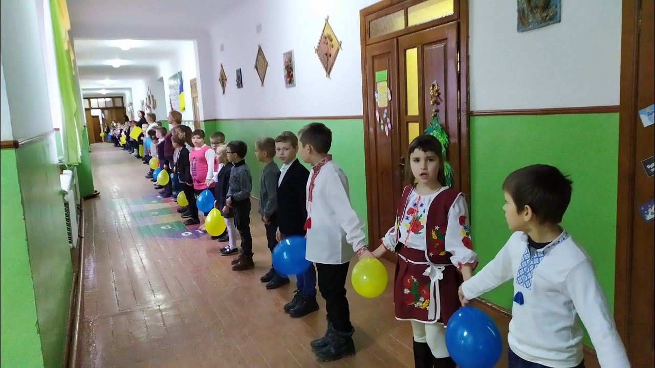 Живий ланцюг із учнів та педагогів Володимирецького НВК