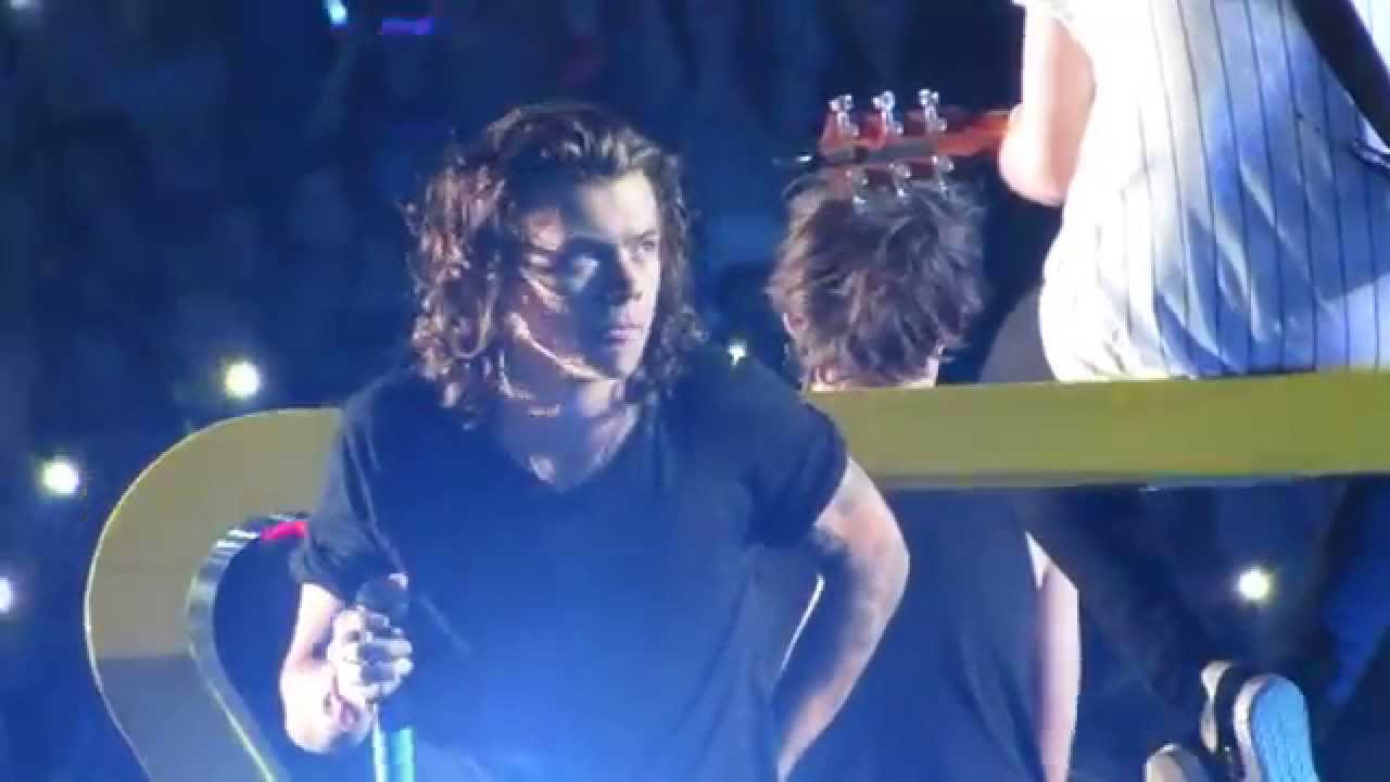 One Direction - OTRA Sydney 7 February 2015 - Little Things - Bra Thrown at Harry