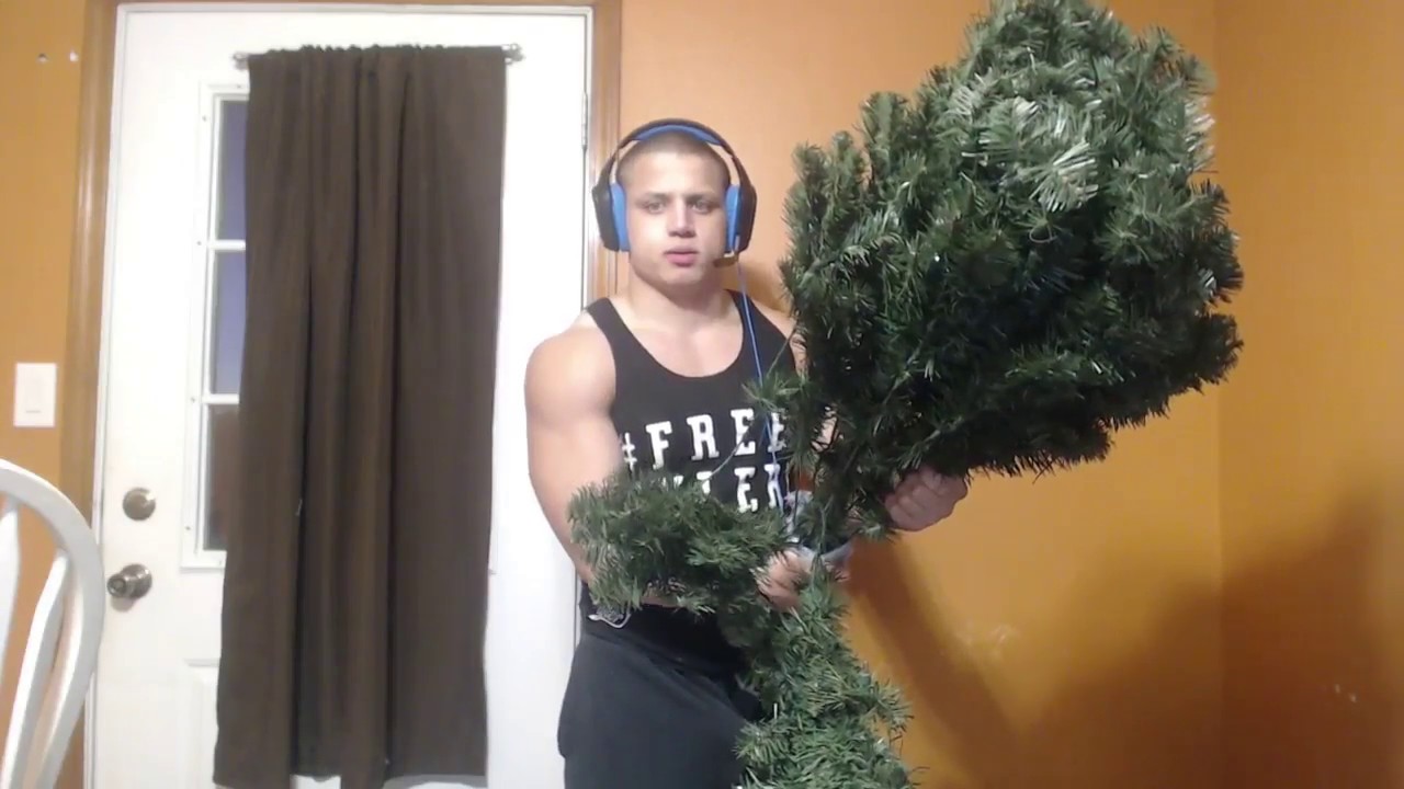 4) TYLER1 SETS UP HIS CHRISTMAS TREE [VOD: 19-12-2016]