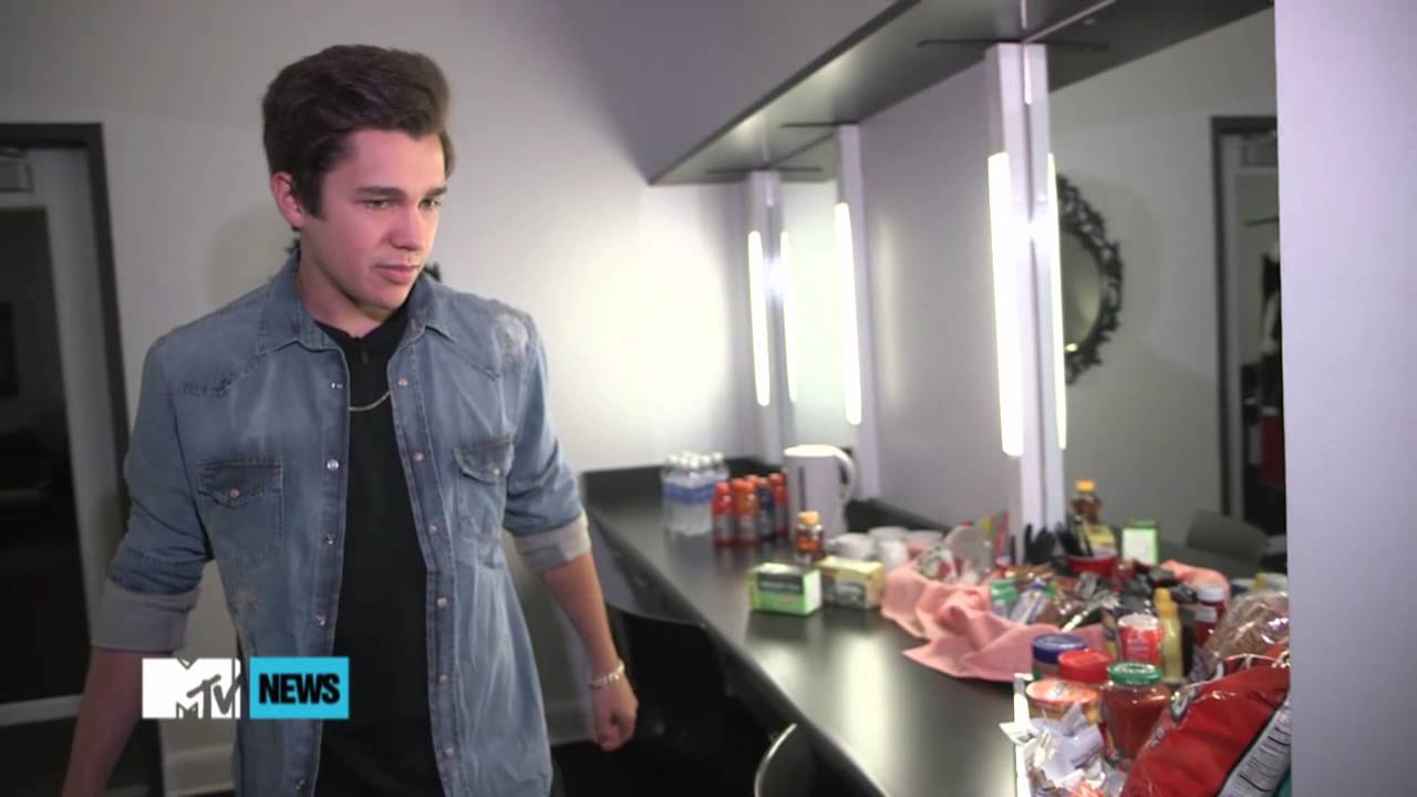 Austin Mahone Gives A Tour Of His Dressing Room