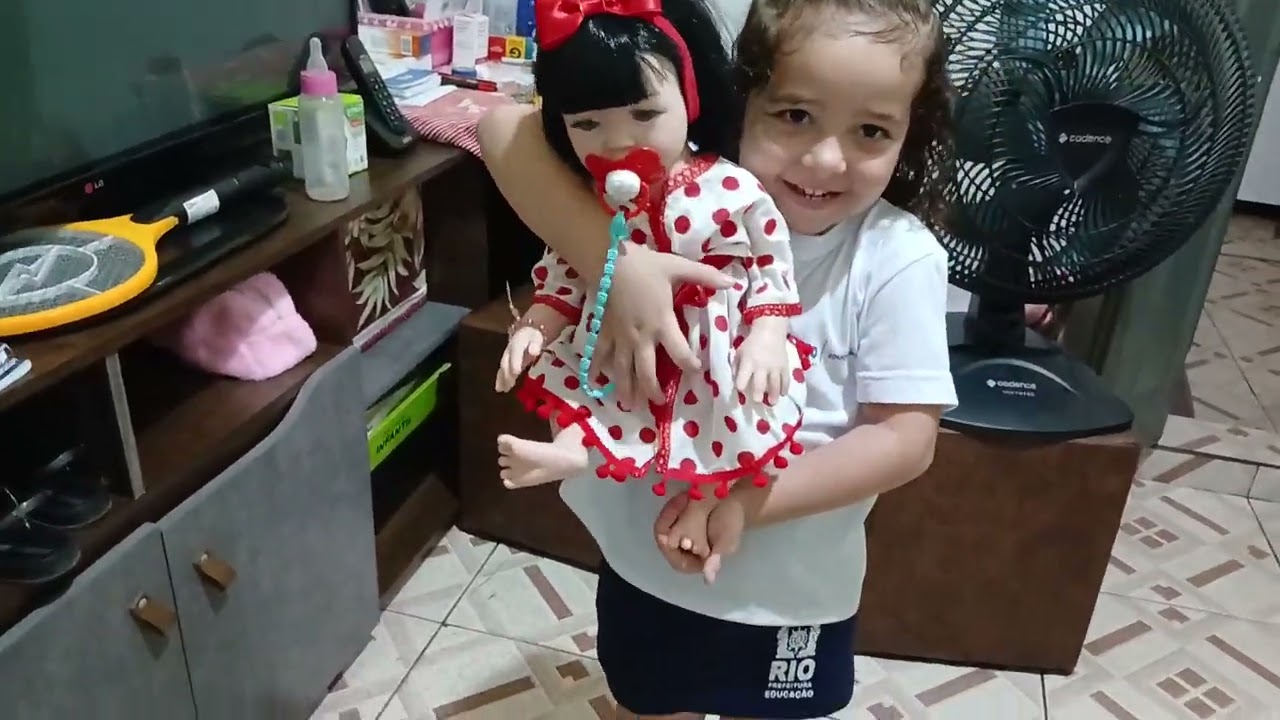 Primeiro dia de aula da Alice e da Maite estão super animadas 