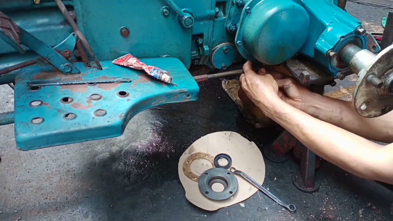 PTO SHAFT SEAL REPLACEMENT AND INSTALLED HYDRAULIC STRAINER E15 HINOMOTO tractors&marine MECHANIC