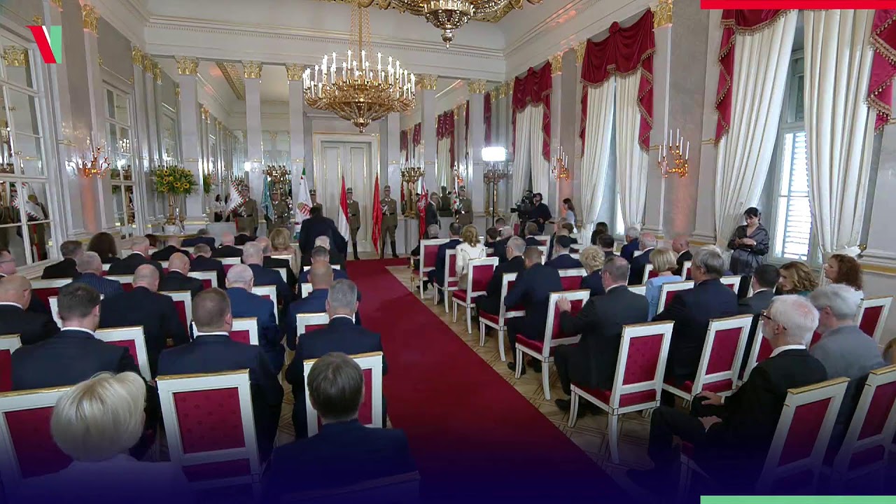 A Szent Istv&aacute;n Rend kit&uuml;ntet&eacute;s &uuml;nnep&eacute;lyes &aacute;tad&aacute;sa.