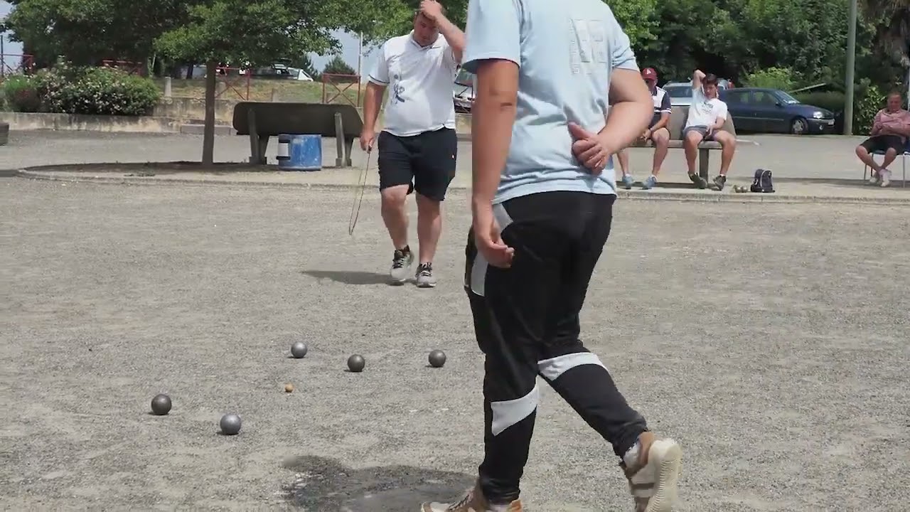 Concours de pétanque en individuel. C'est à Urgosse, dans le Gers.