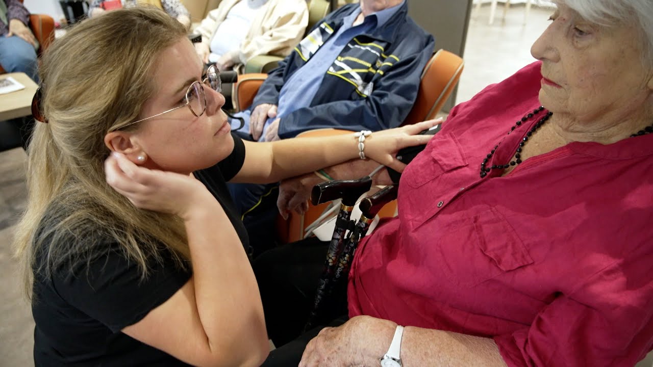 Cette infirmière sait comment rassurer les personnes âgées