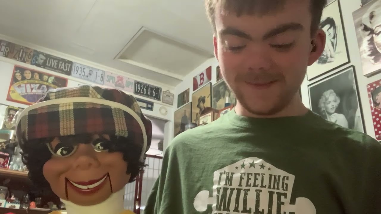 My puppet and I singing Johnny cash🎶🎙️😂😂😂😂