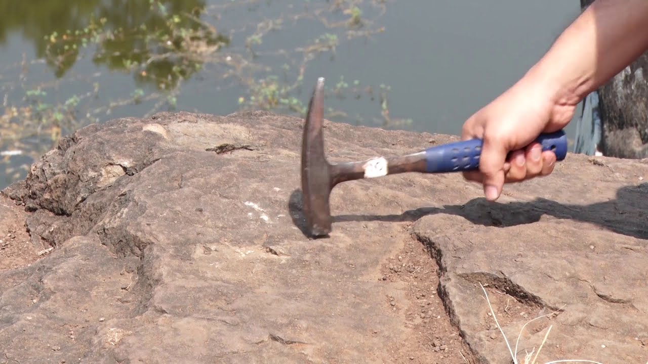 How to identify rocks in basaltic terrain and how to map them?