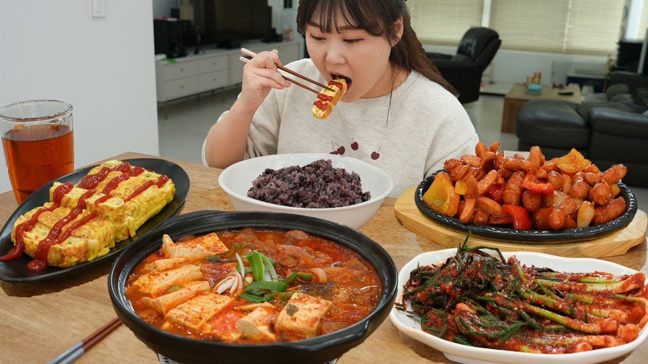Свиной окорок, кимчи, тушеное мясо, колбаса и овощи, яичные рулетики Korean Home meal Mukbang