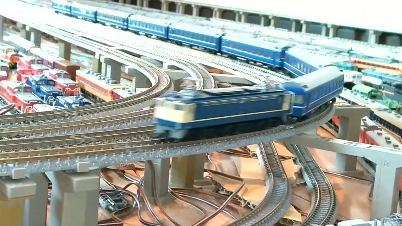 JR東海道線EF651100急行銀河、踊り子色185