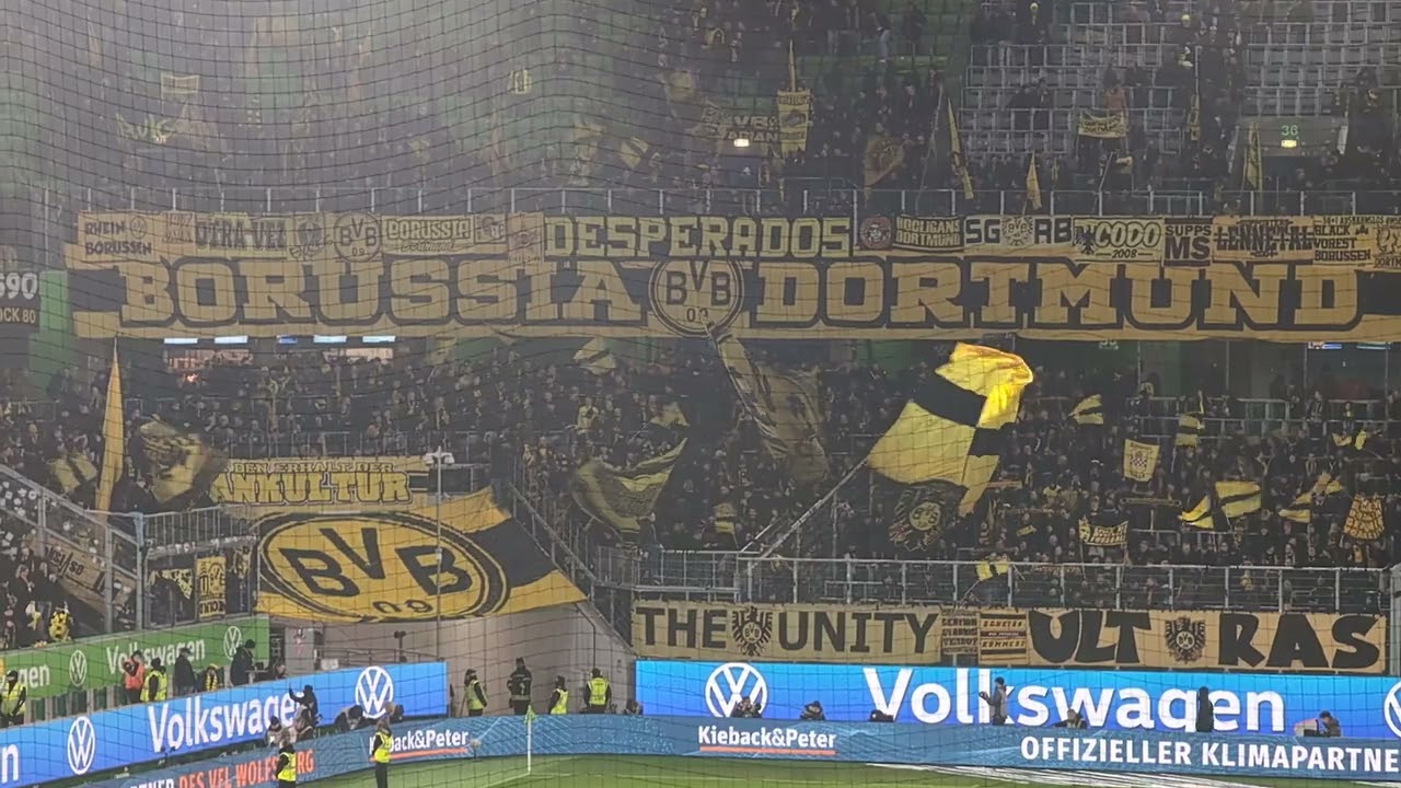 Borussia Dortmund Fans feiern im leeren Wolfsburg Stadion den Auswärtssieg in der Bundesliga