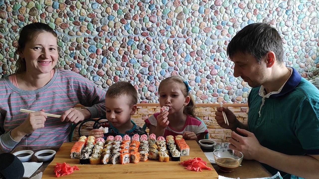 МУКБАНГ РОЛЛЫ ДЛЯ ВСЕЙ СЕМЬИ | MUKBANG ROLLS FOR THE WHOLE FAMILY #роллы #rolls #StepFamily #mukbang