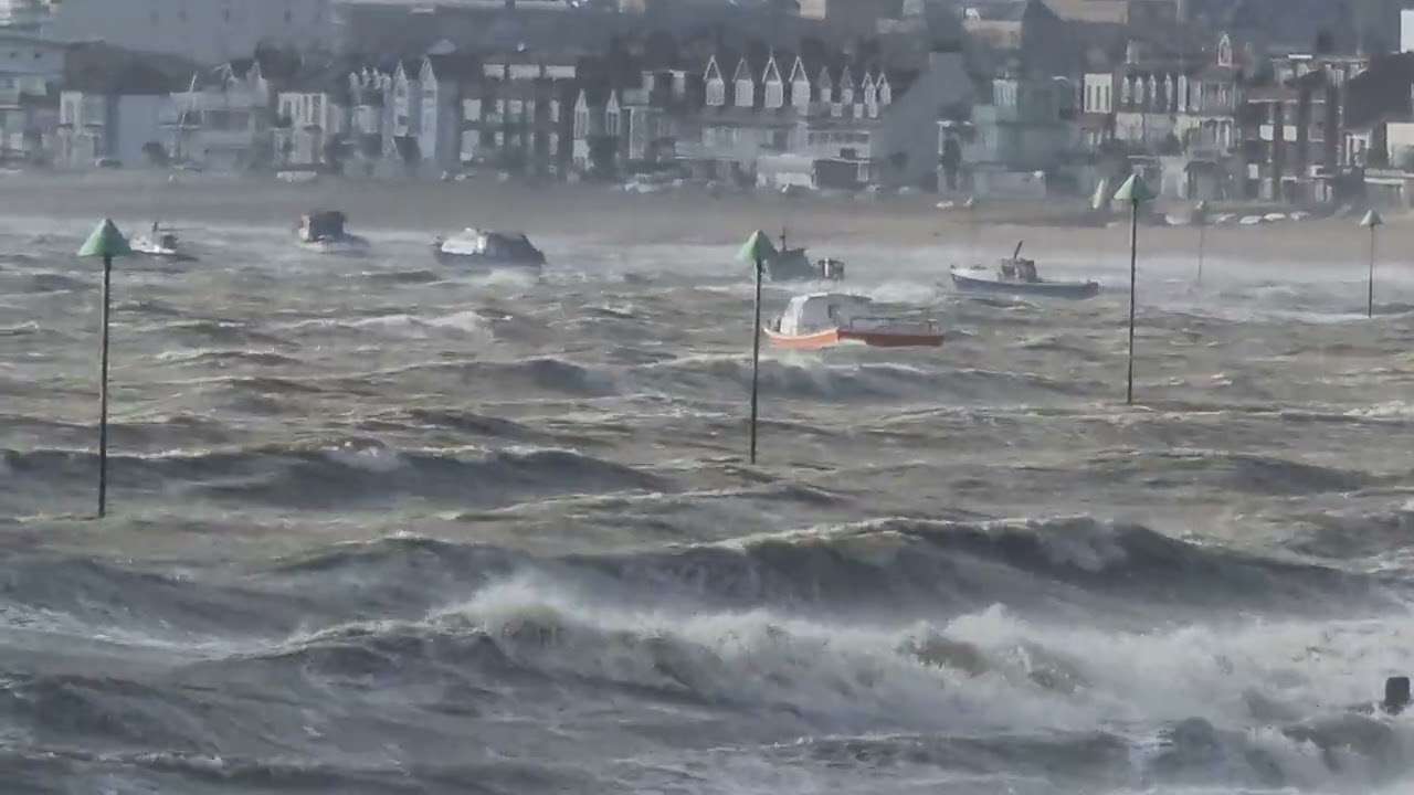 Storm Eunice, Southend-on-sea 80mph winds 💨💨 the worst I've seen the Thames Estuary 🌊