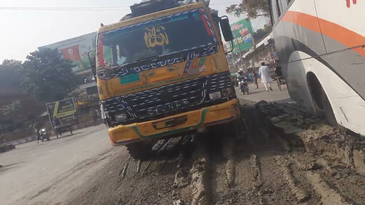 রাজশাহী-ঢাকা মহাসড়কের বানেশ্বর ট্রাফিক মোড়ে ড্রাম ট্রাকের মাটি পরে এক হাটু কাঁদা