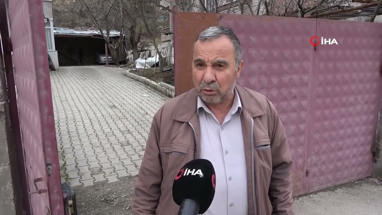 KONTROLDEN ÇIKAN OTOMOBİL TAKLA ATARAK DEMİR KAPIYI KIRDI!