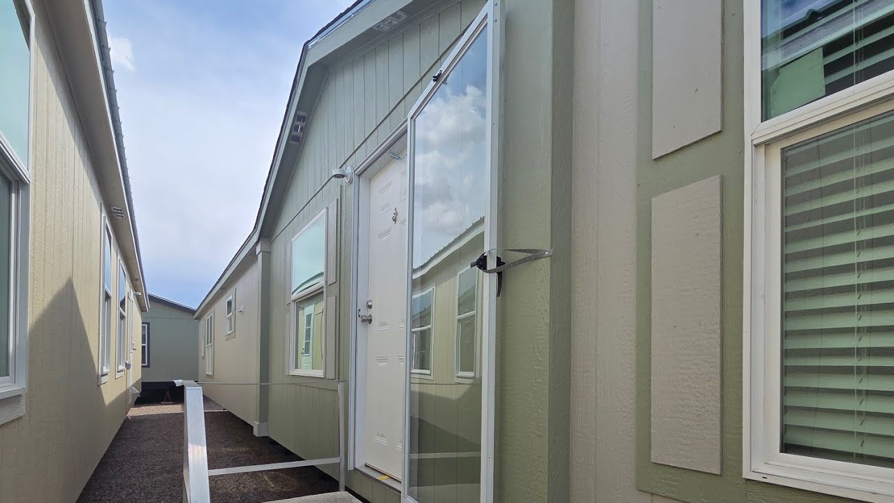 Solitaire Homes ST16763B | Singlewide | 16' Dormer | Wrap Around Cabinets | 1,216 sqft