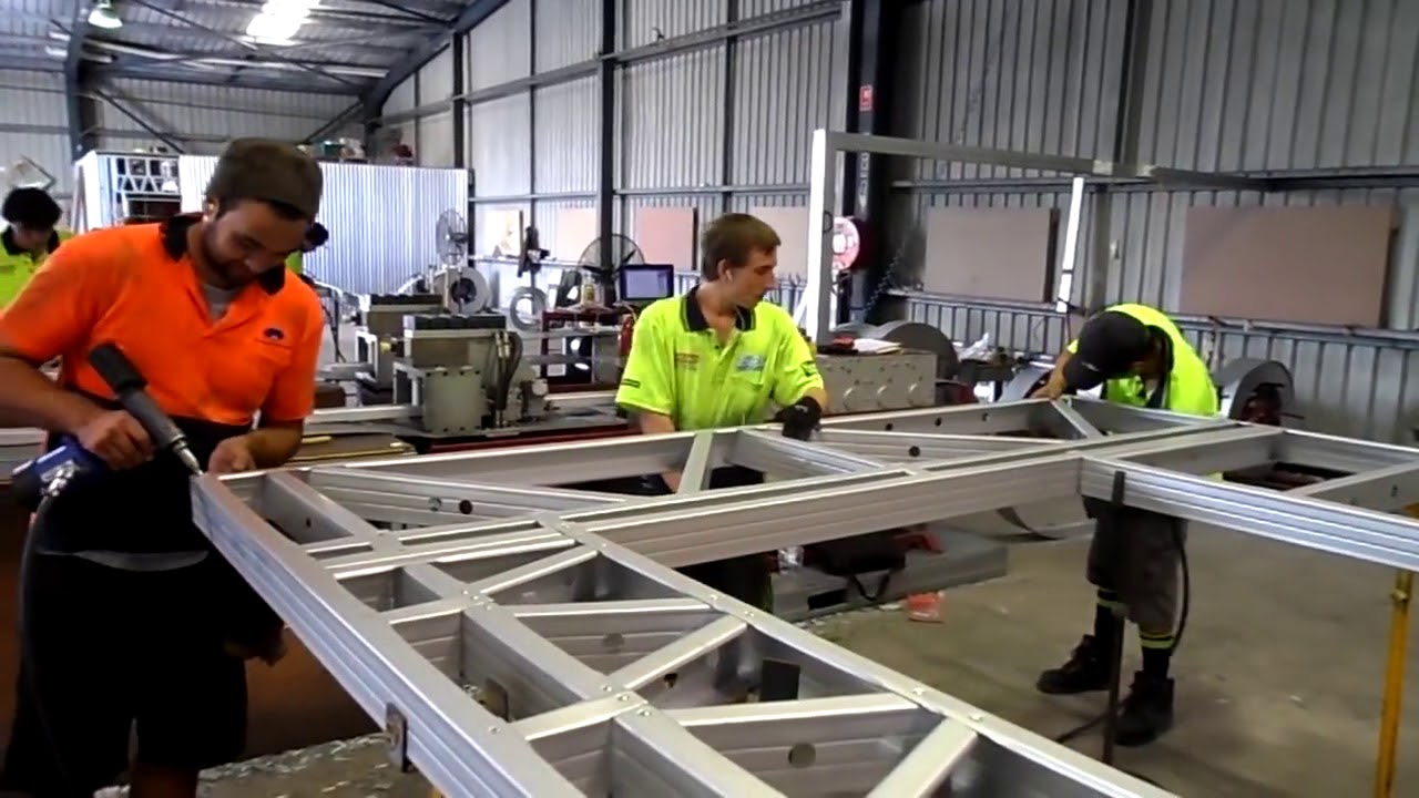 Opbouw muur met stalen profielen/ Montage d'un mur en acier