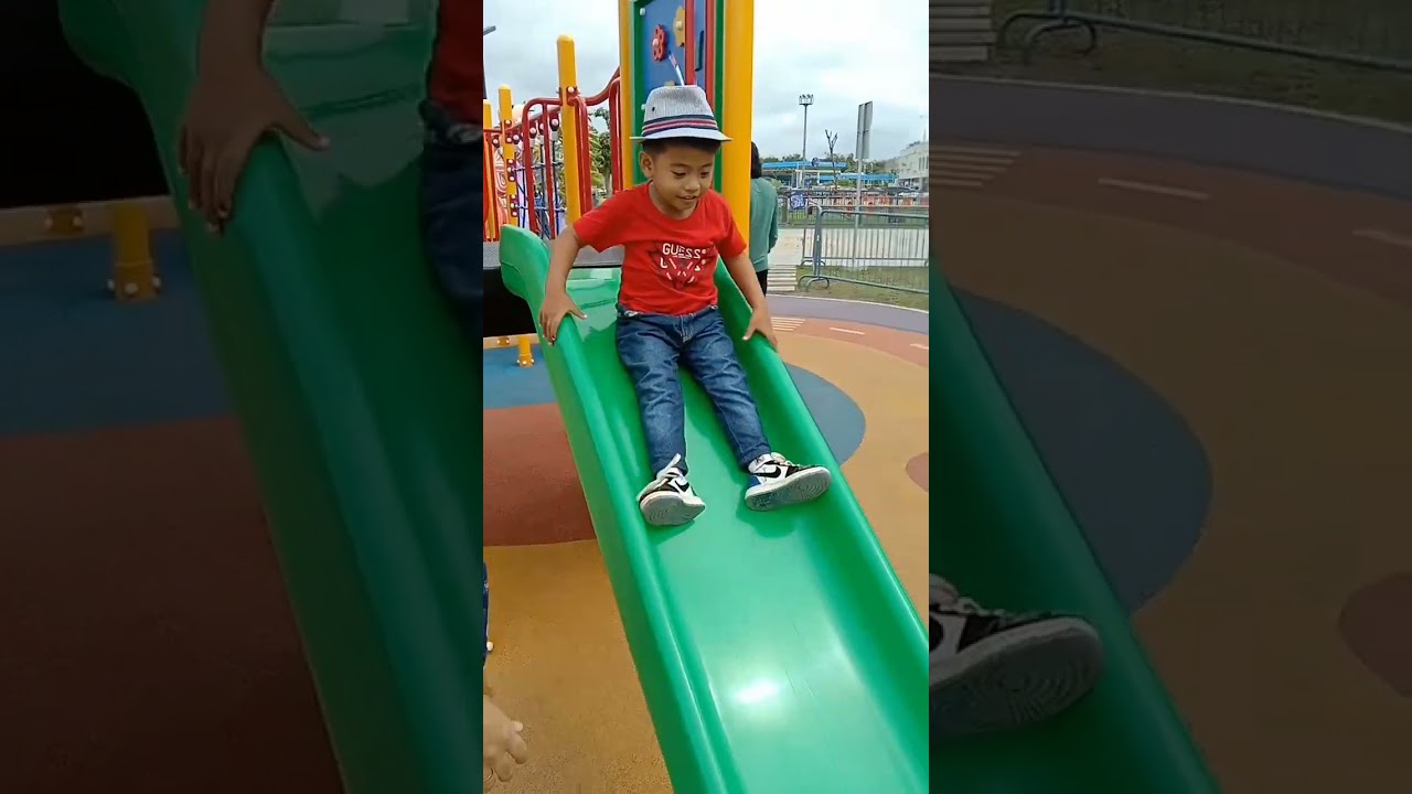 Nageenjoy sa slide ang bata