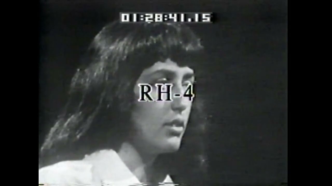 A very young Joan Baez sings 'Plasir D'Amour' (1960)